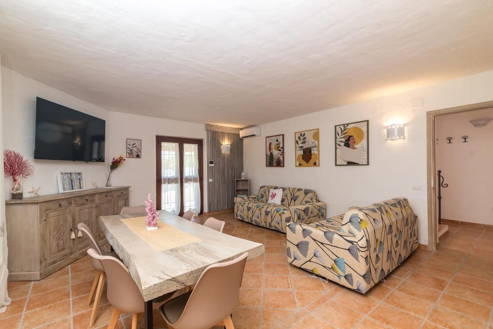 Communal lounge/ TV room, TV and multimedia, Living room, Seating area, Dining area