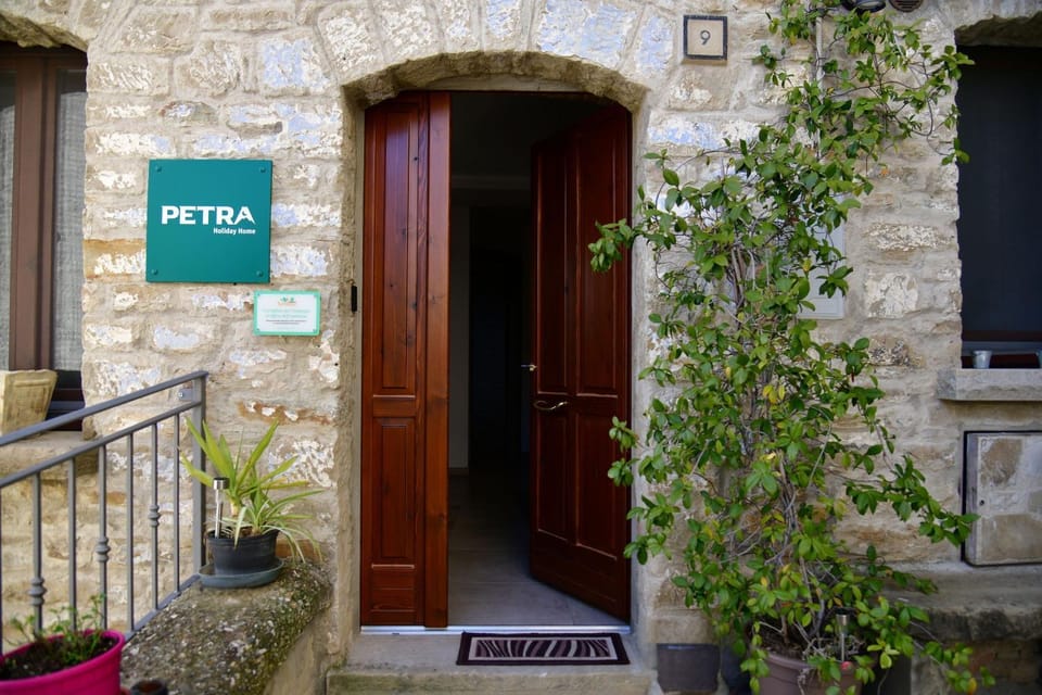 Property building, Facade/entrance, Property logo or sign, Property logo or sign, Floor plan, On site