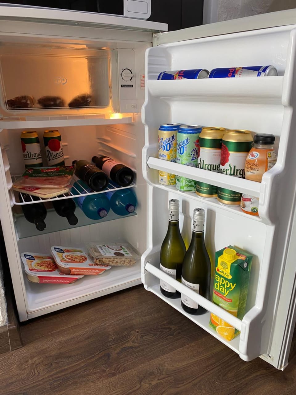 Kitchen or kitchenette, Food and drinks, Food, Drinks