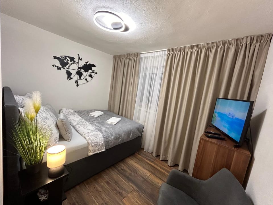 Photo of the whole room, Bedroom