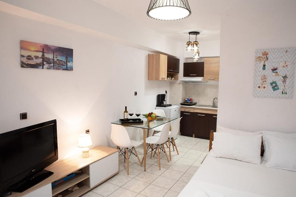 Bed, TV and multimedia, Kitchen or kitchenette, Photo of the whole room, Dining area, Bedroom, stove