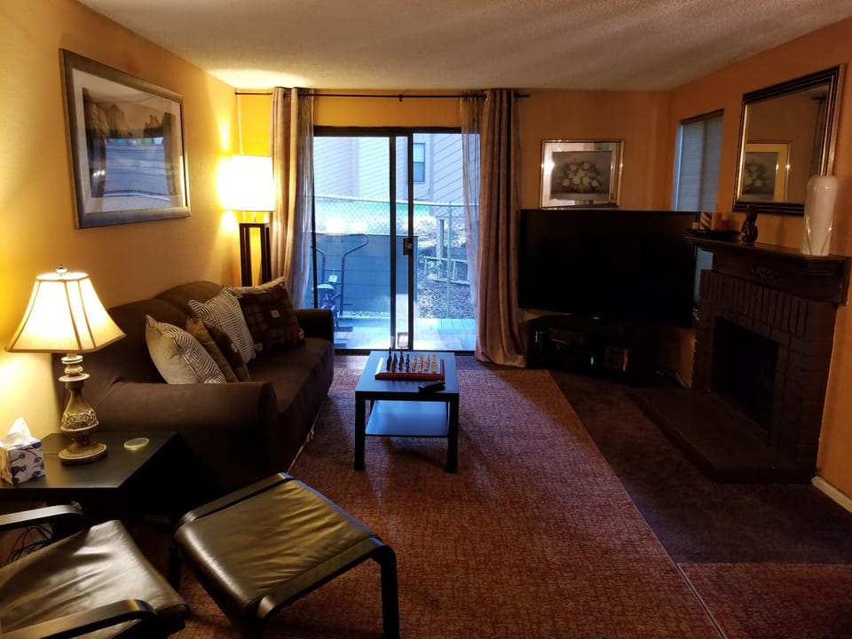 Lovely One bedroom condo with indoor fireplace. Apartment in Federal Way