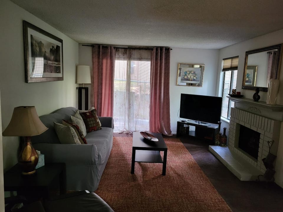 Lovely One bedroom condo with indoor fireplace. Apartment in Federal Way