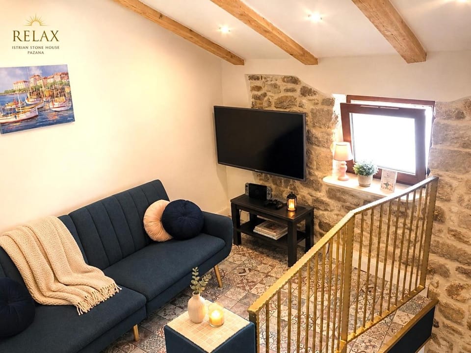 Communal lounge/ TV room, Game Room, TV and multimedia, View (from property/room), Bedroom