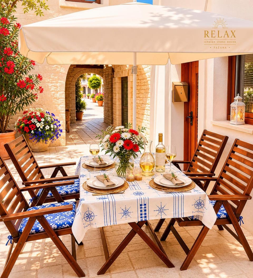 Patio, Facade/entrance, Balcony/Terrace, Food and drinks, Seating area, Dining area, Food, Time of day