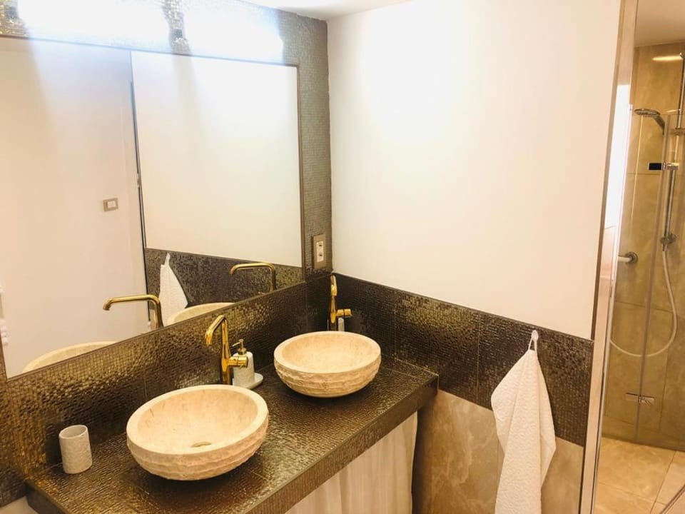 Shower, Bathroom, towels