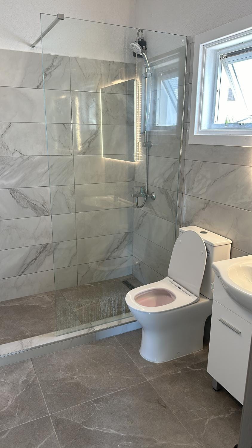 Shower, Toilet