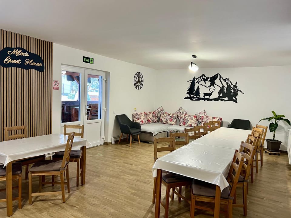 Restaurant/places to eat, Living room, Banquet/Function facilities, Seating area, Dining area