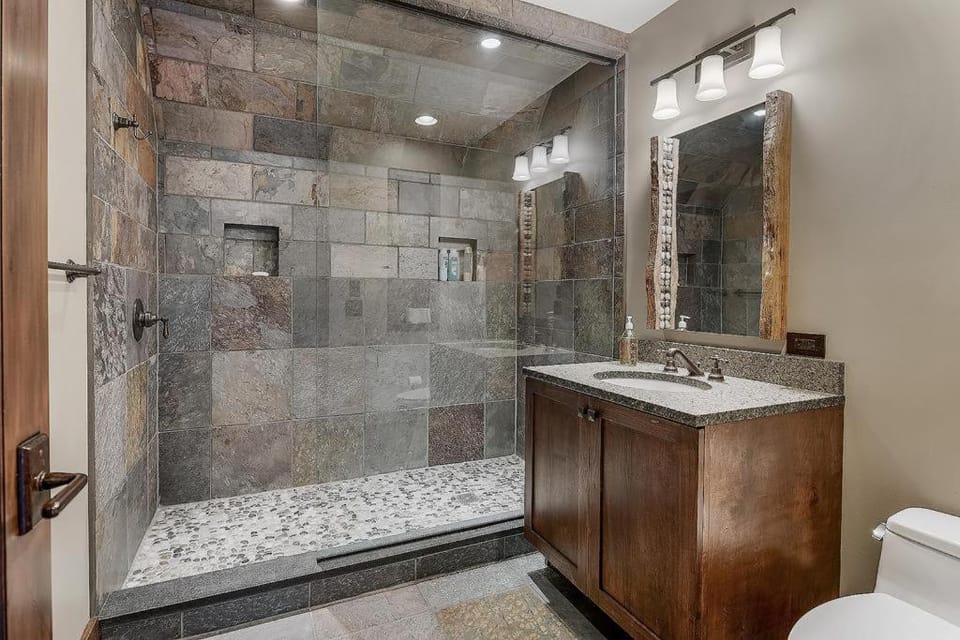 Free Railroad Admission + Majestic Views + Spacious, Serene Luxury House in Fontana Lake