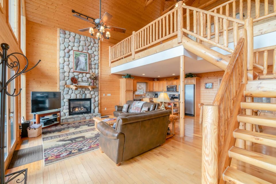 Free Whitewater Rafting - Relaxing, Modern Loft Cabin - Inspiring View Cabin in Swain County