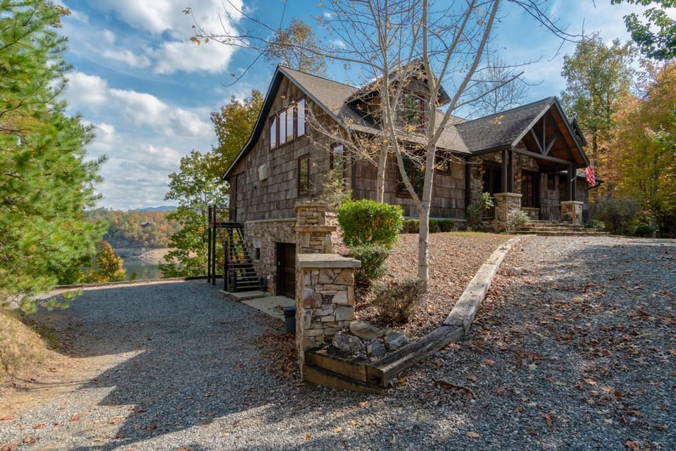 Free Railroad Passes - Palatial Cabin w/ Gorgeous Views- Private Dock Cabin in Fontana Lake