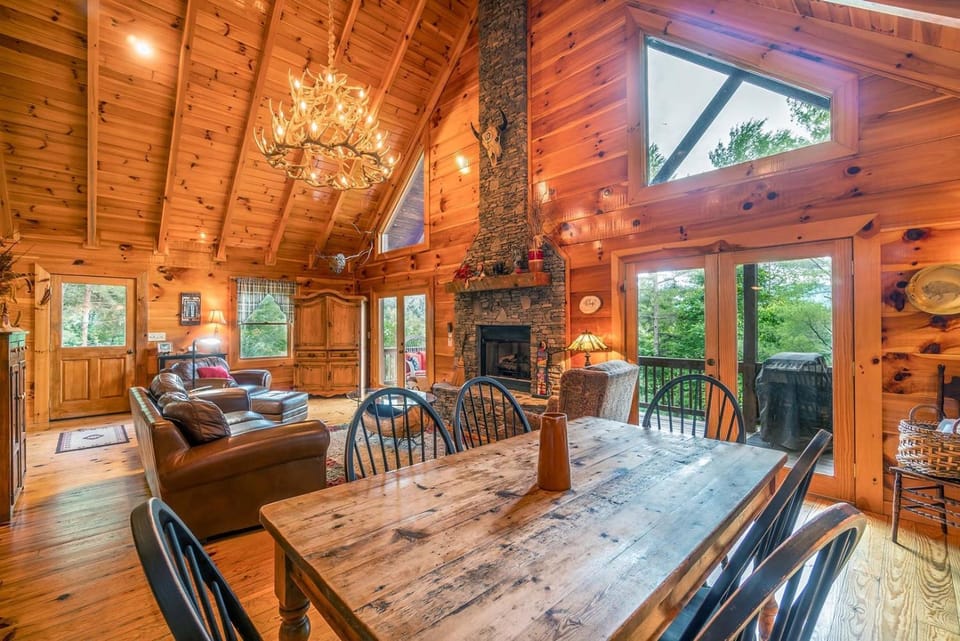 Free Train Tours + Fun - Luxurious Accommodations, Rustic-Style Cabin Cabin in Swain County