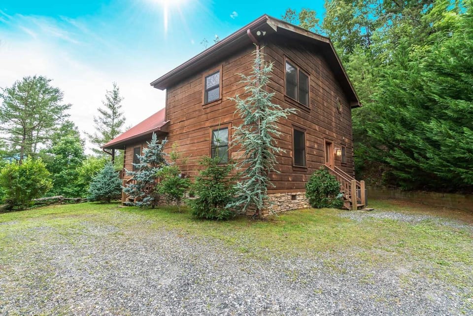 Free Train Tours + Fun - Luxurious Accommodations, Rustic-Style Cabin Cabin in Swain County