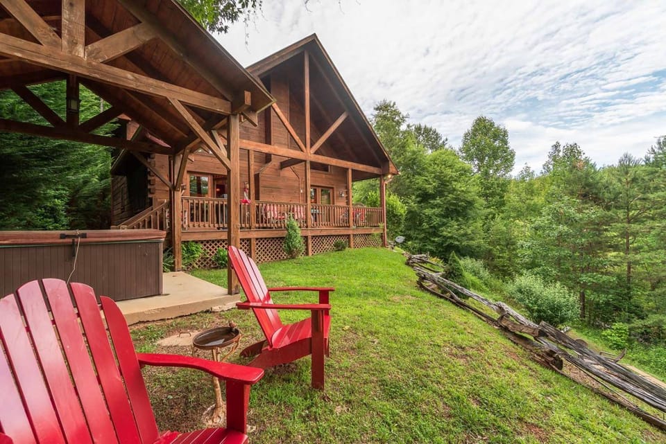 Free Train Tours + Fun - Luxurious Accommodations, Rustic-Style Cabin Cabin in Swain County