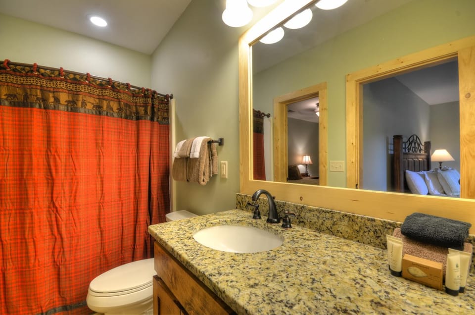 Free Railroad Tix + Amazing patio w/ Fire Pit + Home Theater + Hot Tub Almost Heaven House in Stecoah