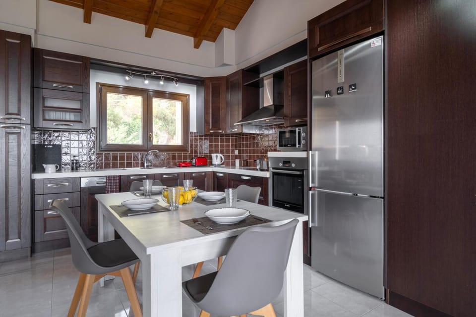 Dining area, kitchen
