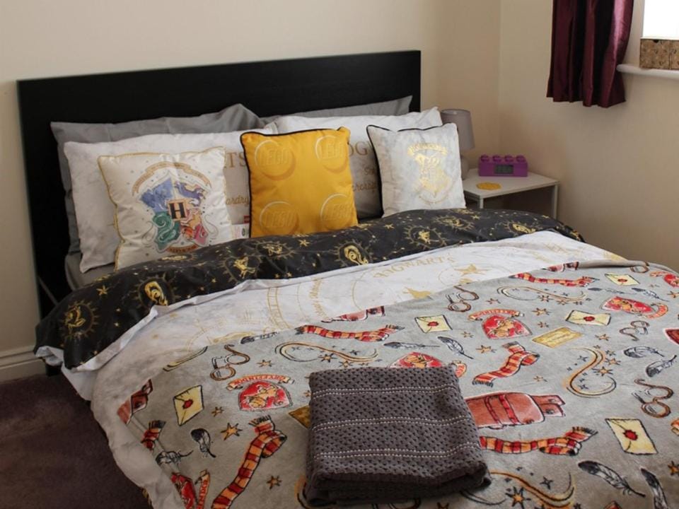 Royal Brick Home - Sleeps 5 to 6 - No ULEZ - Tube Nearby - Free Parking - Lego Themed House in Slough