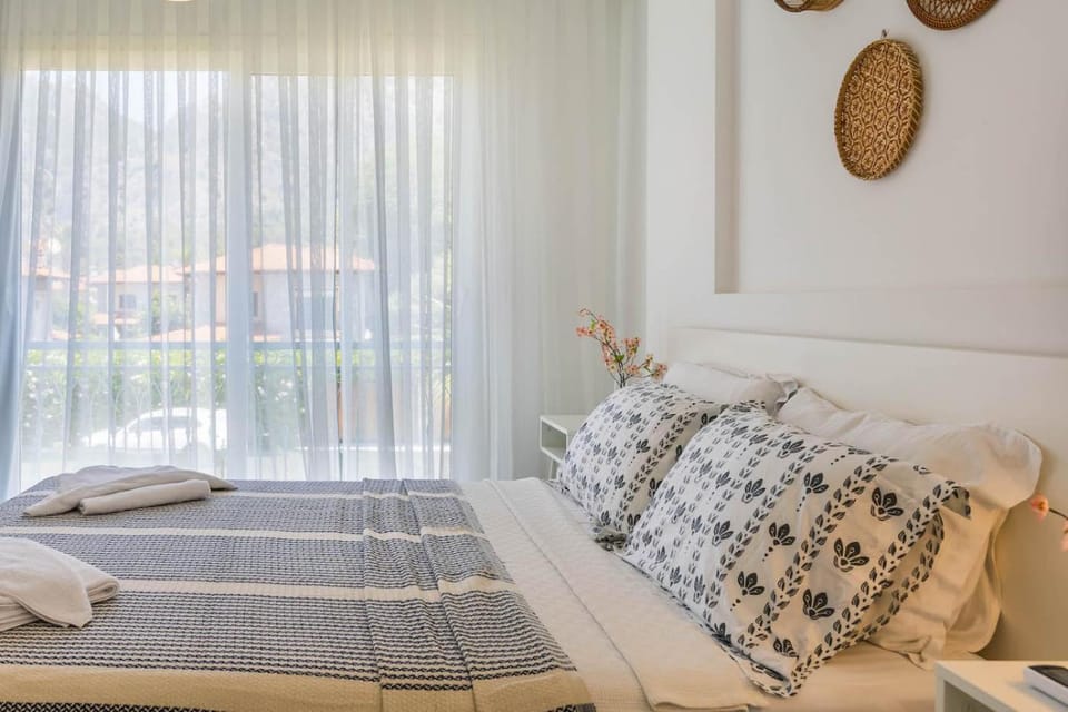 Bed, Photo of the whole room, Bedroom, towels, air conditioner