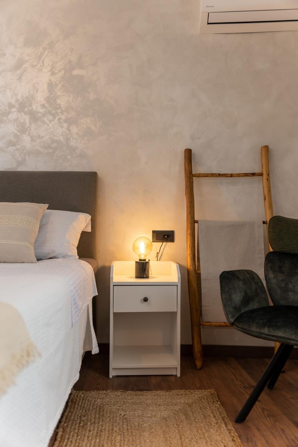Bed, Seating area, Bedroom, hair dresser