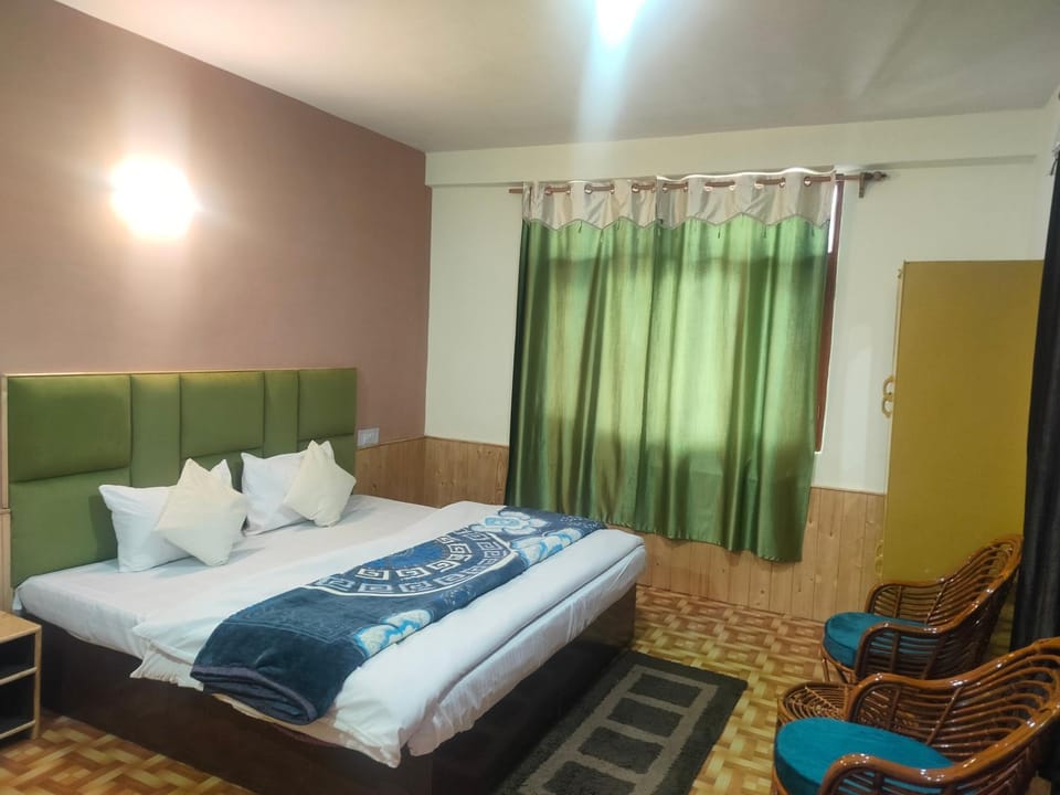 Non Stop Cafe Hostel & Stay Bed and Breakfast in Manali