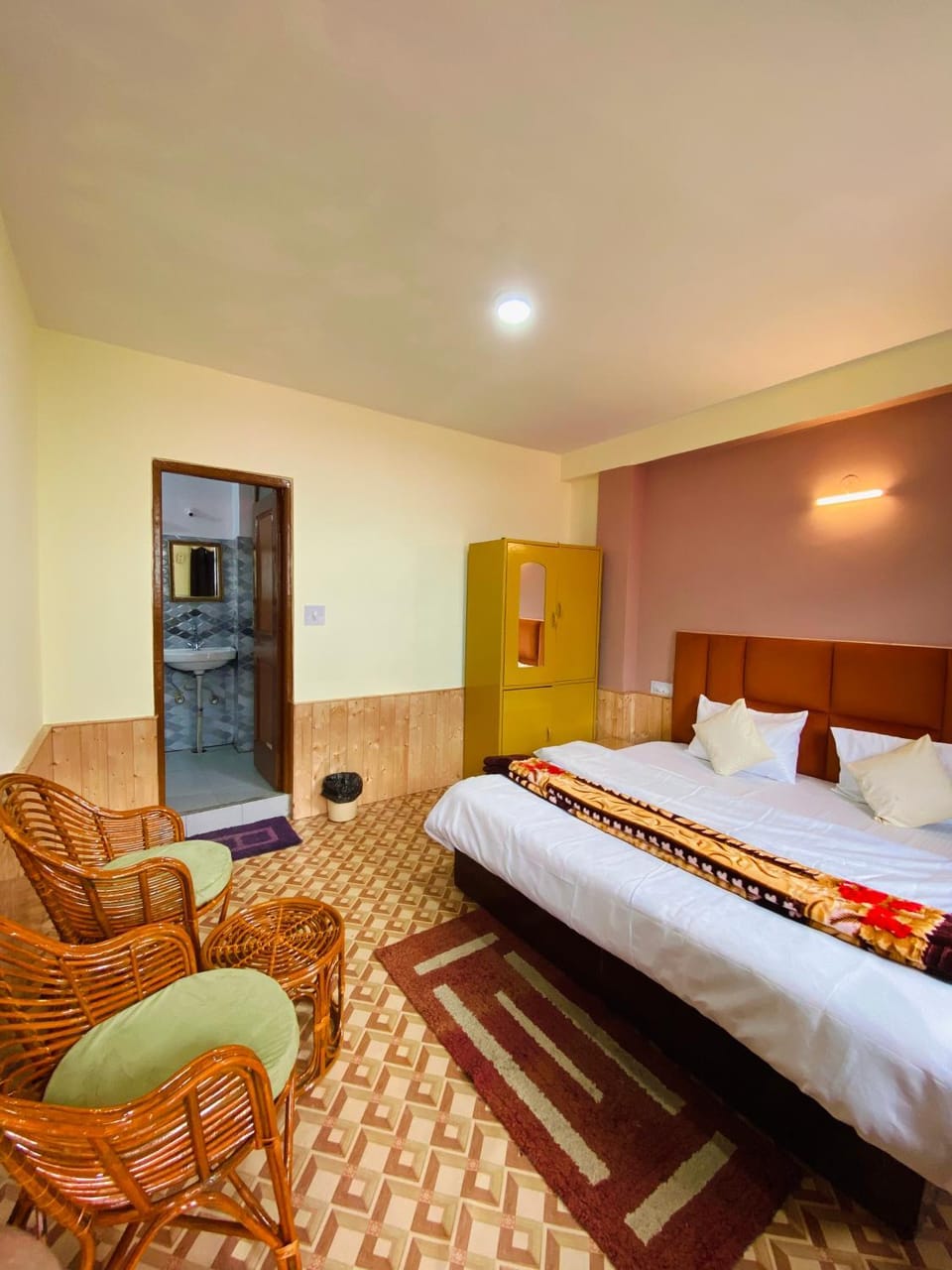 Non Stop Cafe Hostel & Stay Bed and Breakfast in Manali