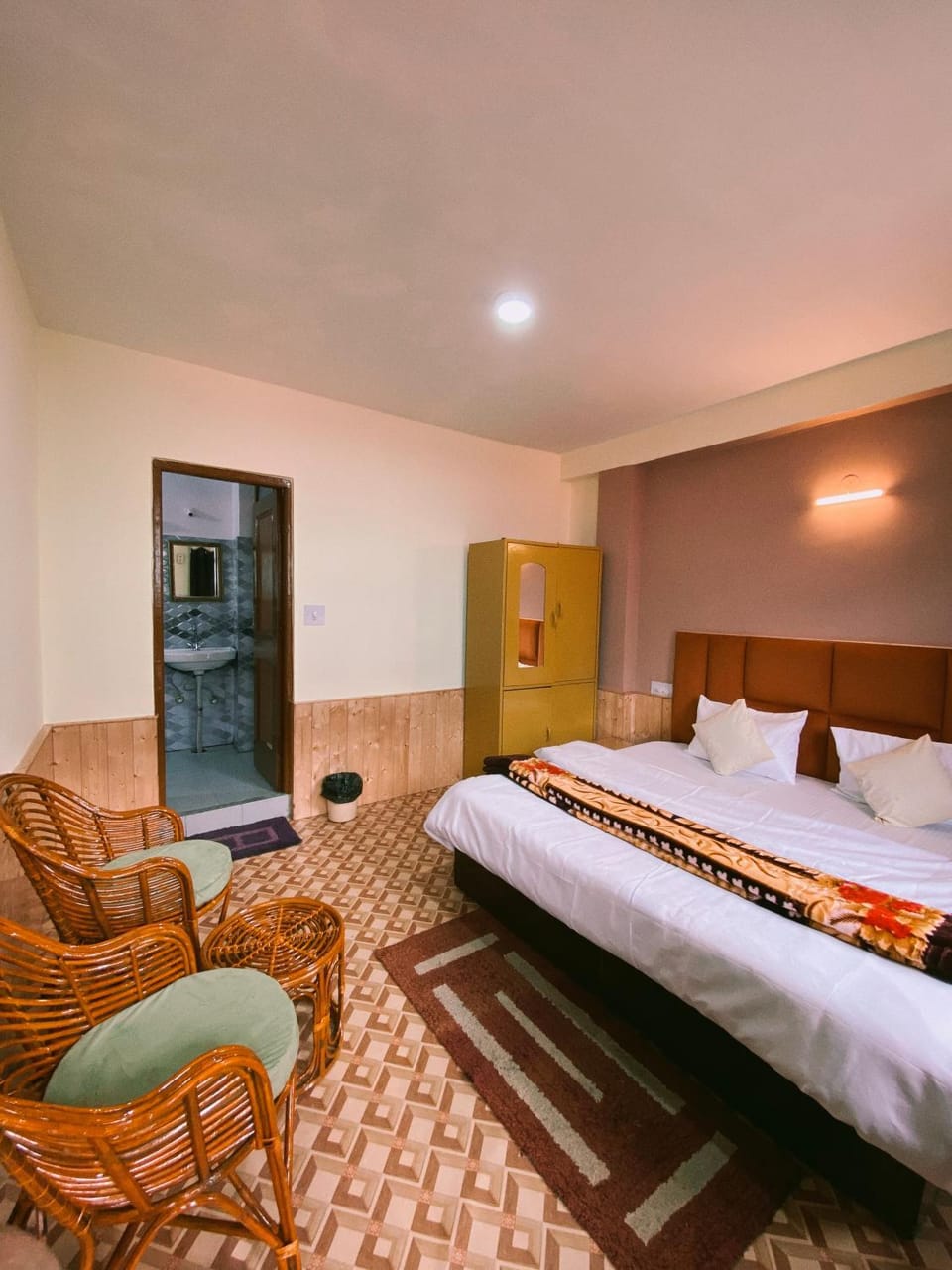 Non Stop Cafe Hostel & Stay Bed and Breakfast in Manali