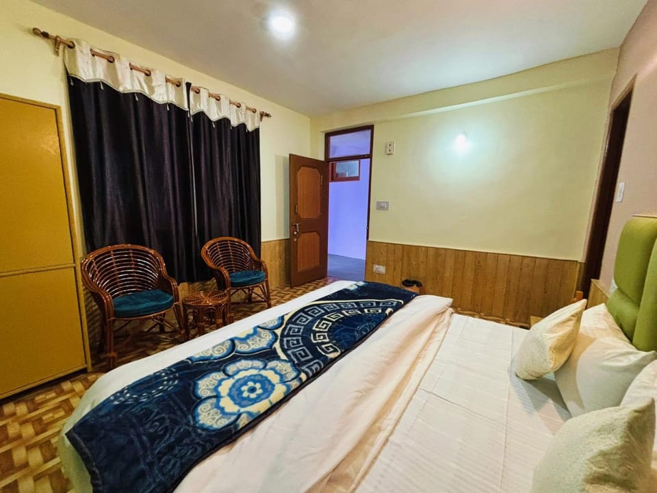 Non Stop Cafe Hostel & Stay Bed and Breakfast in Manali