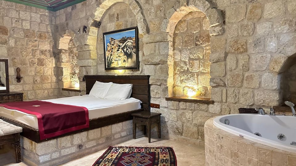 Bed, Hot Tub, Bedroom, towels