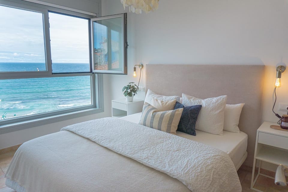 Bed, Bedroom, Sea view