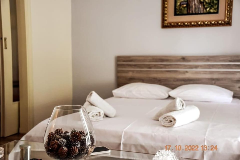 Athens Central 3BD Apartment next to Metro Luxury Apartment in Athens