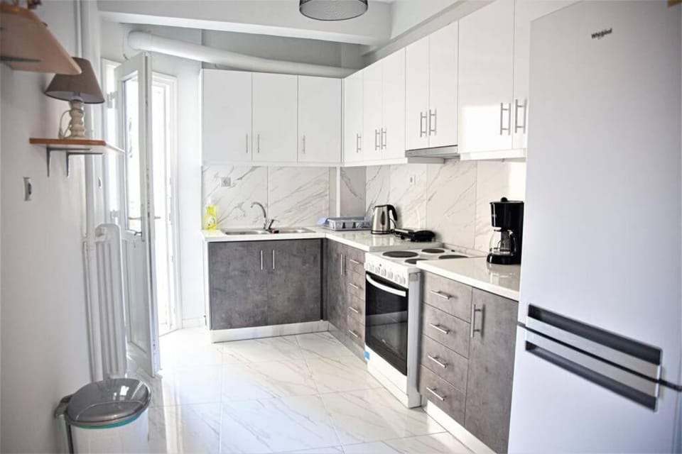 Athens Central 3BD Apartment next to Metro Luxury Apartment in Athens