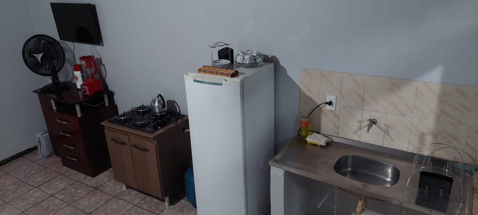 Kitchen or kitchenette, minibar, oven, stove