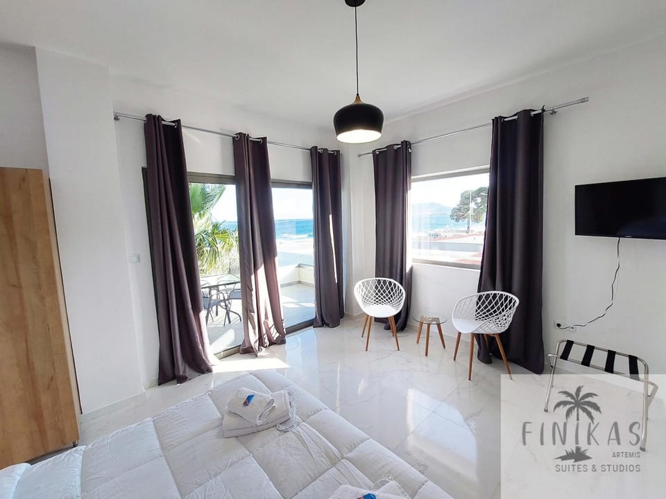 Photo of the whole room, Sea view