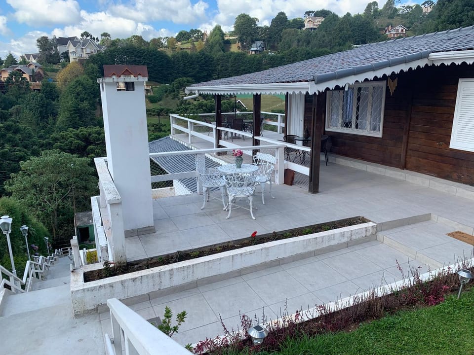 Casa centro Capivari 700m distância House in Campos do Jordão