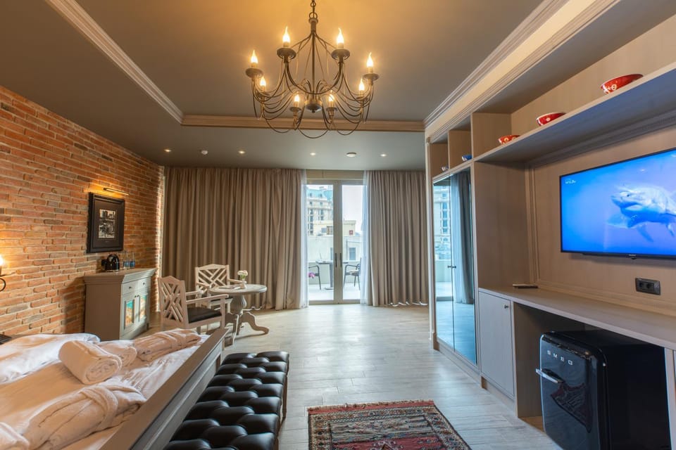 Bed, TV and multimedia, Photo of the whole room, Seating area, Bedroom