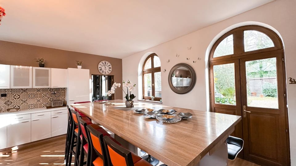 Kitchen or kitchenette, Dining area, dishwasher, stove, toaster