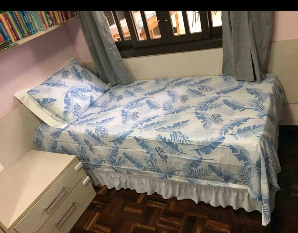 Quarto PRIVADO banheiro compartilhado em Foz piscina wifi estacionamento cozinha E AR Vacation rental in Foz do Iguaçu