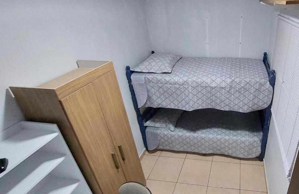 Quarto PRIVADO banheiro compartilhado em Foz piscina wifi estacionamento cozinha E AR Vacation rental in Foz do Iguaçu