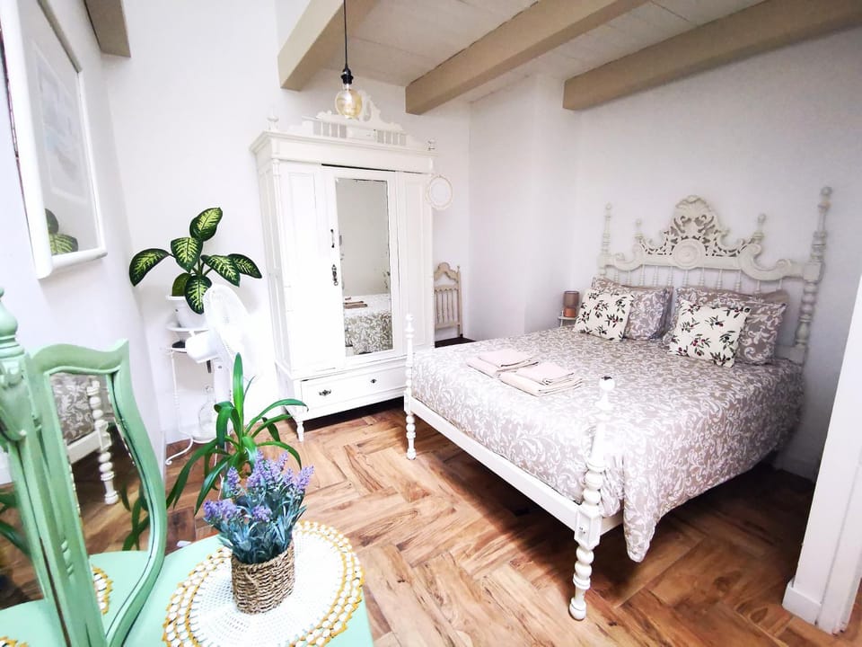 Photo of the whole room, Bedroom, towels