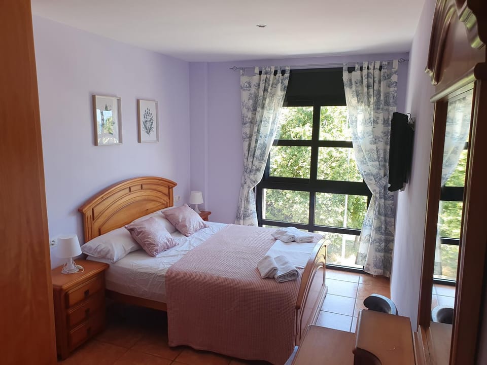 Bed, Photo of the whole room, Bedroom, Garden view