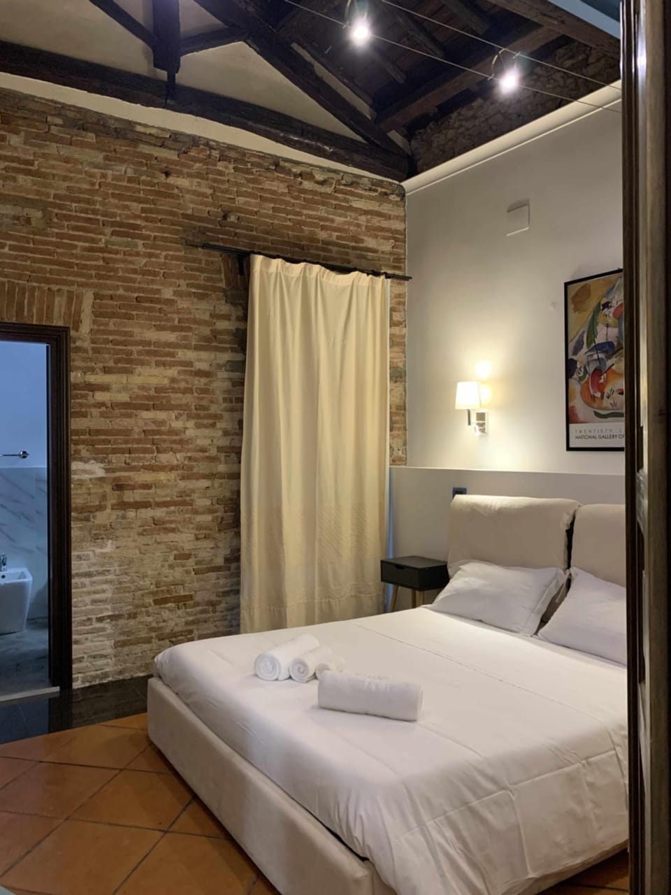 Bed, Photo of the whole room, Bedroom, towels