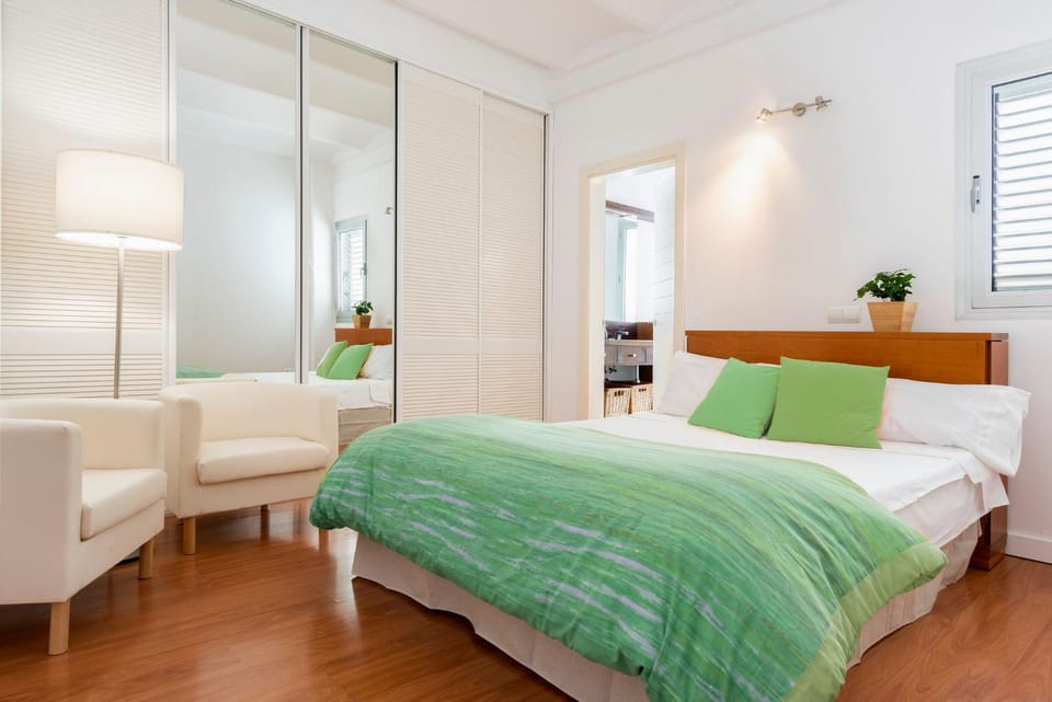 Bed, Photo of the whole room, Bedroom