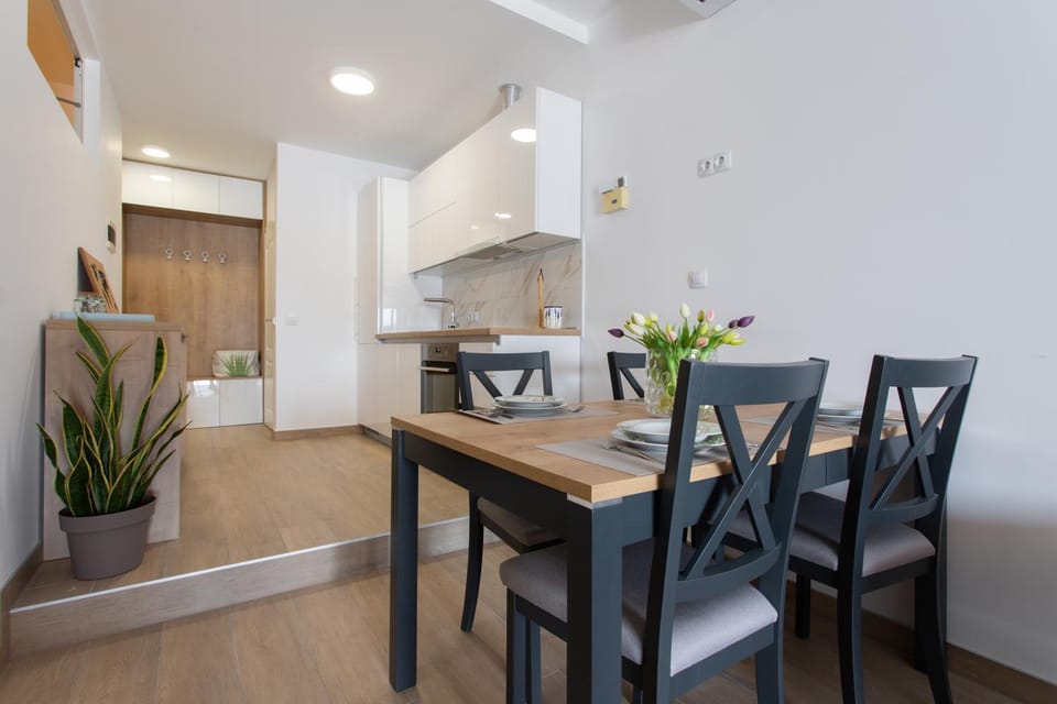 Kitchen or kitchenette, Living room, Seating area, Dining area