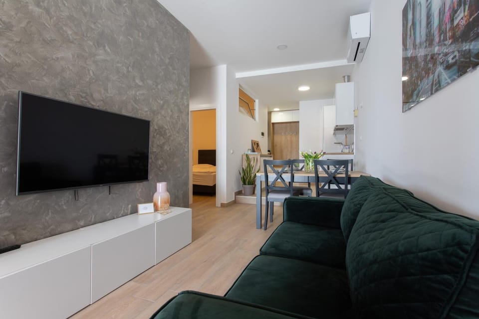 Communal lounge/ TV room, TV and multimedia, Living room, Seating area, Evening entertainment