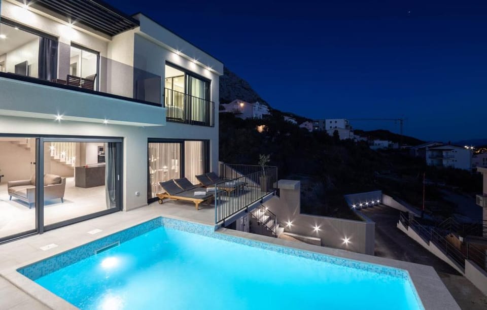 Property building, Pool view, Swimming pool, sunbed
