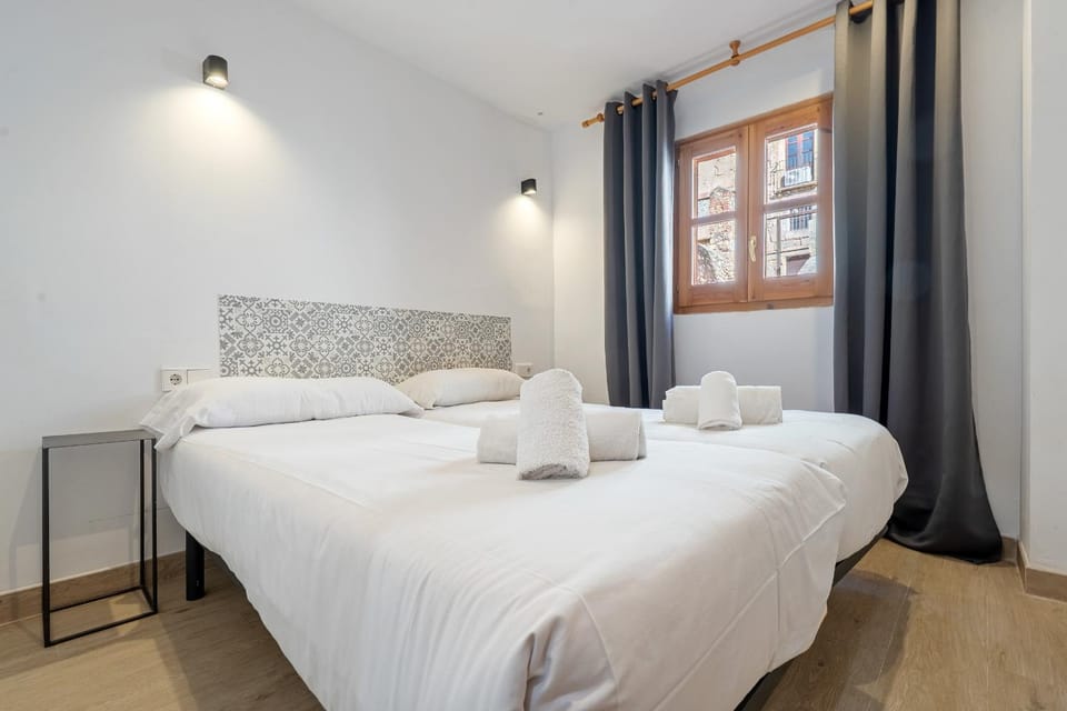Bed, Photo of the whole room, Bedroom, towels