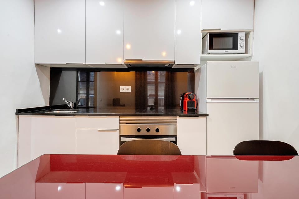 Kitchen or kitchenette, minibar, oven, stove, toaster