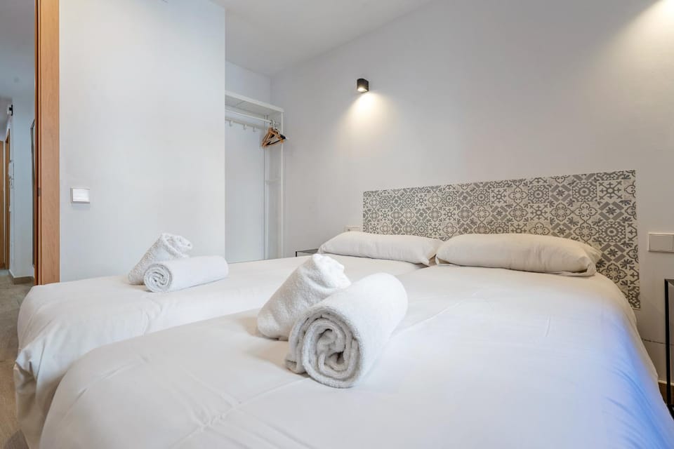 Bed, Photo of the whole room, Bedroom, towels