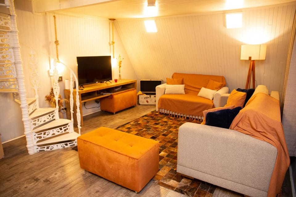 Communal lounge/ TV room, TV and multimedia, Living room, Seating area, Evening entertainment