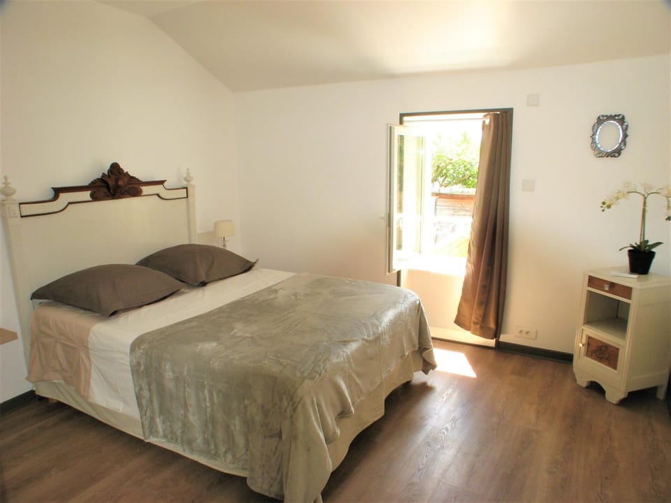 Photo of the whole room, Bedroom